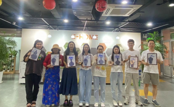 “以瓷为画 遇见青花” 苏州园区阳浦路社区开展瓷片拼画制作活动