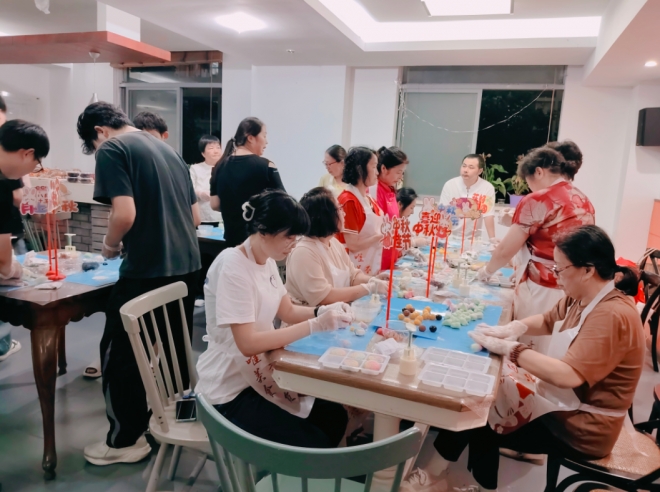 “月聚志愿情・饼连邻里心”，苏州园区汀兰社区开展社企联动中秋共欢会