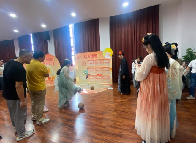 苏州园区阳浦路社区举办“月满阳浦·青春共融”中秋游园会