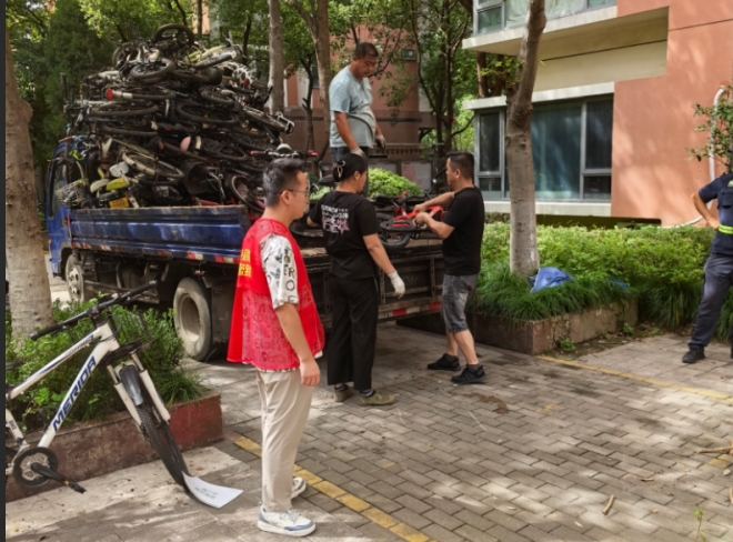 苏州园区钟南社区开展“僵尸车”整治行动，还居民安全整洁环境