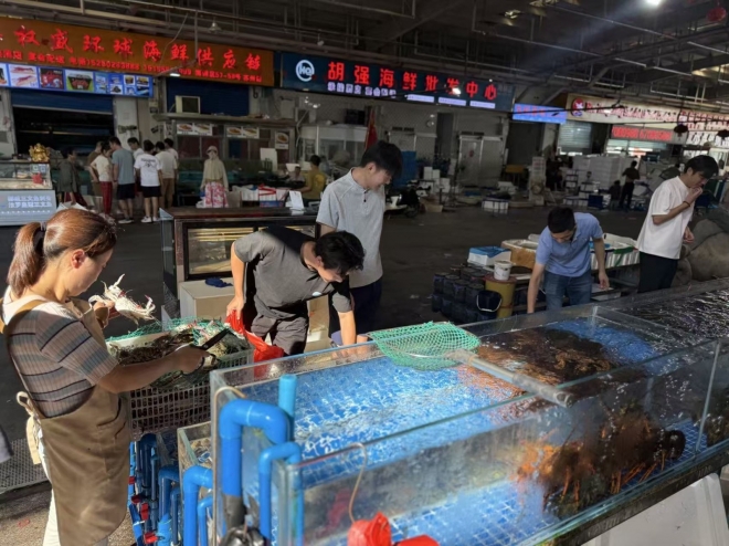 “菜篮子”购销两旺，苏州南环桥市场勾勒“双节烟火图”