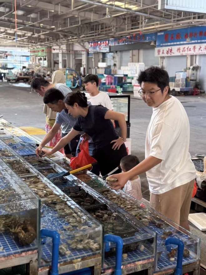“菜篮子”购销两旺，苏州南环桥市场勾勒“双节烟火图”