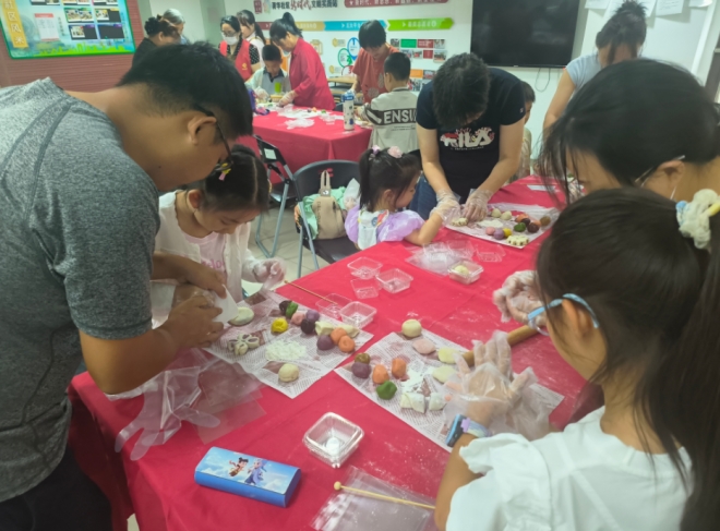 苏州园区菁华社区开展“小手传大爱 月圆情更圆”亲子手工烘焙活动