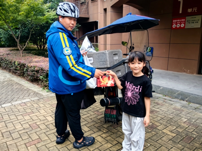 苏州园区菁华社区开展“小手传大爱 月圆情更圆”亲子手工烘焙活动