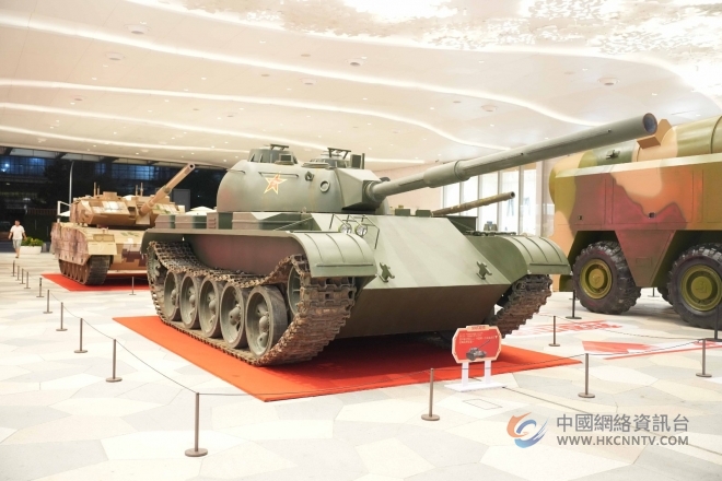 南京ifc商场展出多款大型坦克模型  与“坦克”零距离接触
