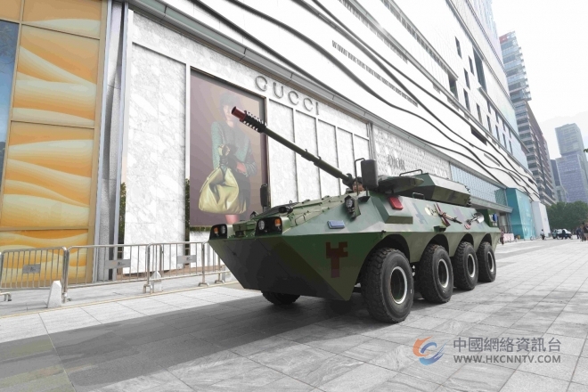 南京ifc商场展出多款大型坦克模型  与“坦克”零距离接触