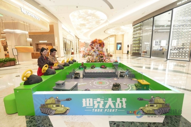 南京ifc商场展出多款大型坦克模型  与“坦克”零距离接触