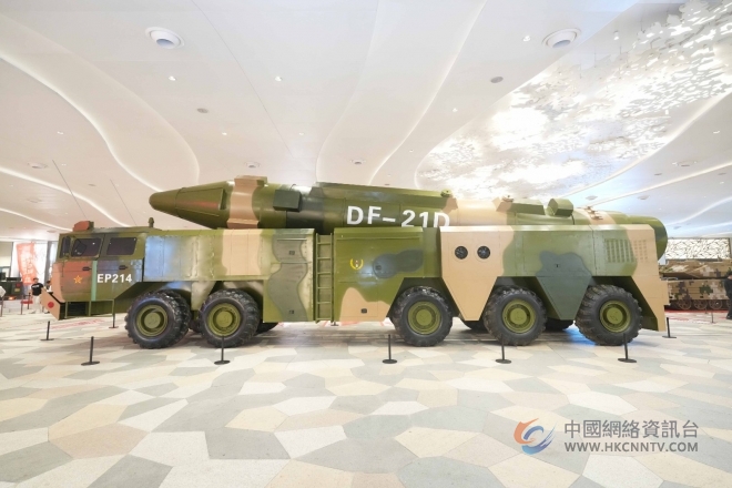 南京ifc商场展出多款大型坦克模型  与“坦克”零距离接触