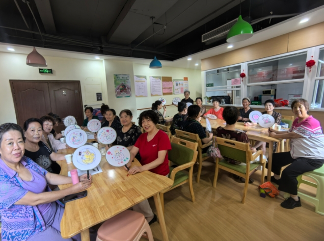 苏州园区钟南社区：情暖双节，扇韵传承