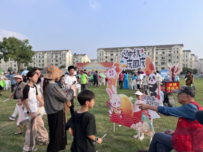 苏州园区兴浦社区：“兴”光璀璨贺双节 “浦”韵飞扬聚温情