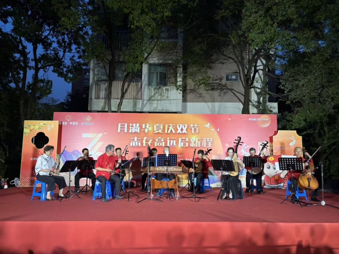 苏州园区钟南社区举办“月满华夏庆双节 志存高远起新程”文艺汇演