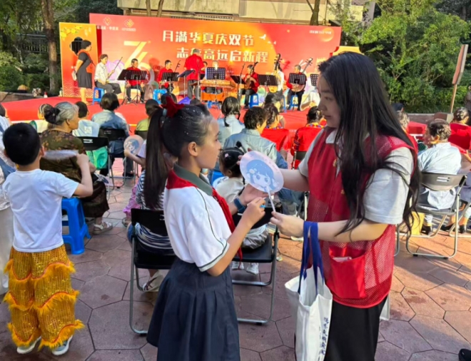 苏州园区钟南社区举办“月满华夏庆双节 志存高远起新程”文艺汇演