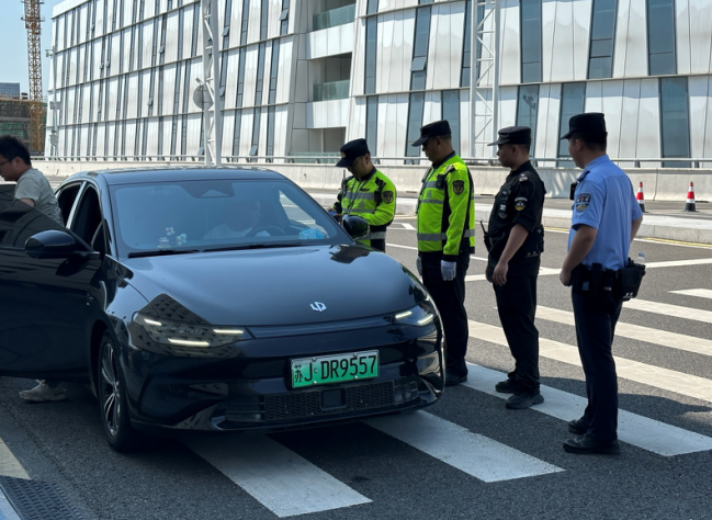 江苏盐城交通执法护航国庆节群众出行井然有序