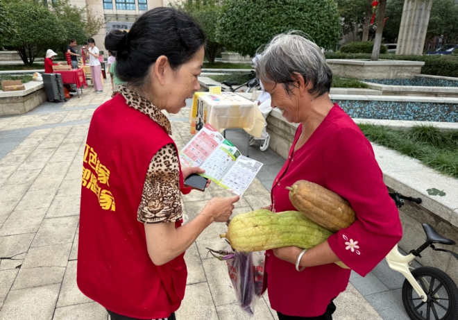 “小折页”传递“大理念”，苏州园区星辰南社区开展珍惜粮食垃圾减量宣传活动