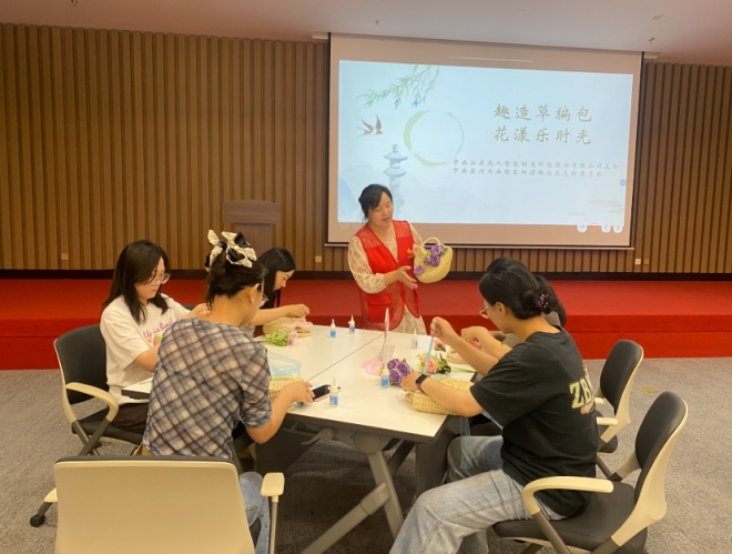 苏州园区阳浦路社区：趣造草编包 花漾乐时光