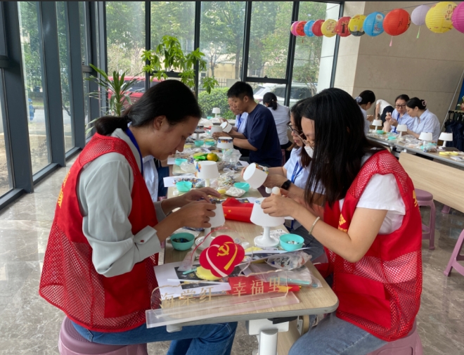 苏州园区阳浦路社区：巧手拼贴 点亮创意
