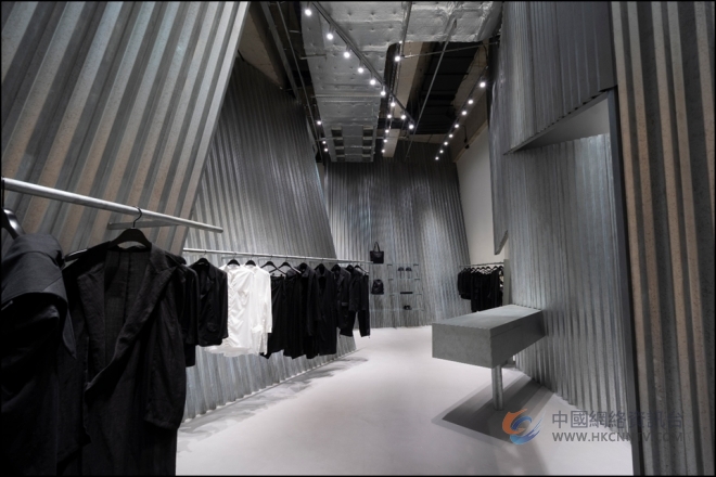 山本耀司南京首店亮相南京JLC 以现代金属肌理对话古城墙千年风骨