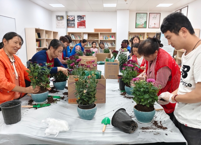 苏州园区汀兰社区开展“红管志愿情正浓・菊韵重阳感恩行”主题活动 苏州园区汀兰社区开展“红管志愿情正浓・菊韵重阳感恩行”主题活动