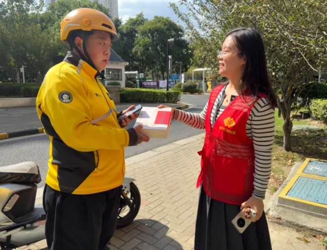 苏州园区菁华社区开展“秋日酥暖·情系新业”手工慰问活动