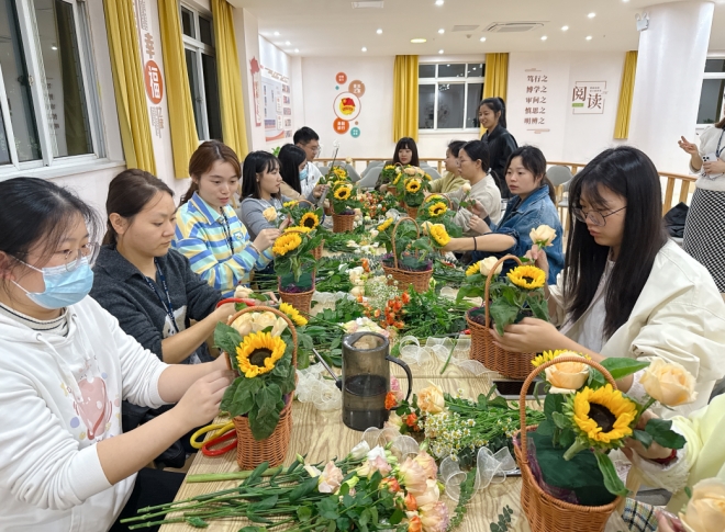 给心情放个假！苏州园区西洛巷社区开展集宿区职工减压插花活动