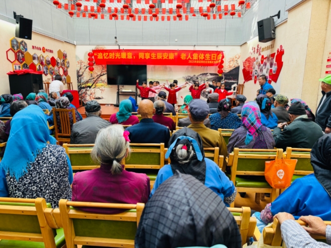 苏州园区浪花苑社区举办“忆时光追暖意,同享生辰安康”老人集体生日会 苏州园区浪花苑社区举办“忆时光追暖意,同享生辰安康”老人集体生日会