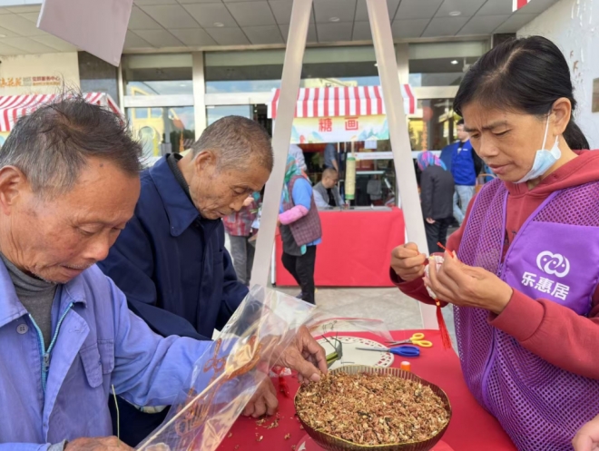 苏州园区浪花苑社区举办“忆时光追暖意,同享生辰安康”老人集体生日会 苏州园区浪花苑社区举办“忆时光追暖意,同享生辰安康”老人集体生日会