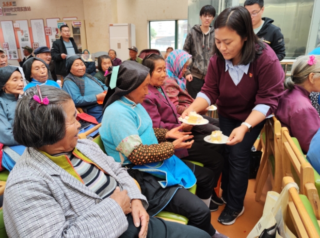 苏州园区浪花苑社区举办“忆时光追暖意,同享生辰安康”老人集体生日会 苏州园区浪花苑社区举办“忆时光追暖意,同享生辰安康”老人集体生日会