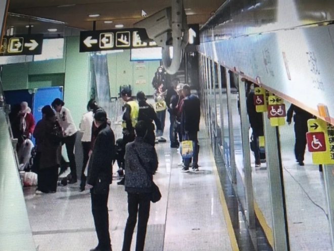 苏小铁AED紧急出手，晕厥女乘客10分钟死里逃生