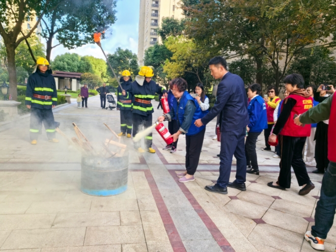 筑牢“防火墙”，苏州园区丰茂社区开展沉浸式消防实战演练