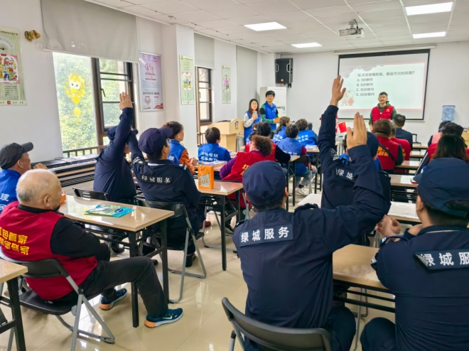 筑牢“防火墙”，苏州园区丰茂社区开展沉浸式消防实战演练