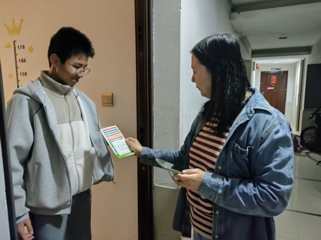 苏州园区汀兰社区开展集宿区垃圾分类夜间走访