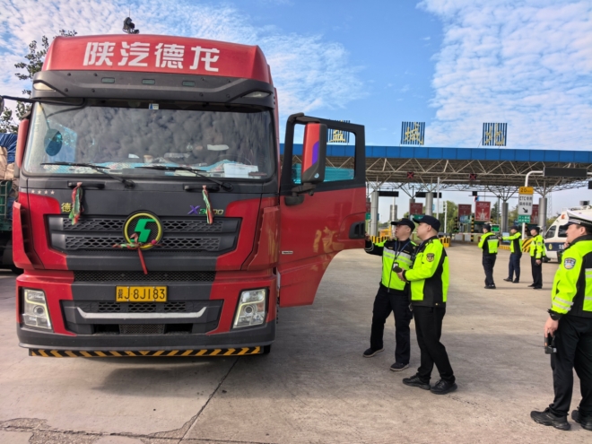 江苏盐城交通执法“靶向攻坚”道路运输安全