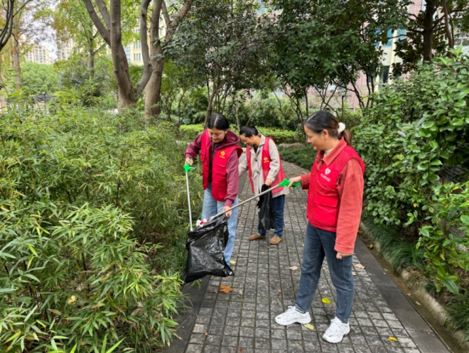 苏州园区星辰南社区开展“洁净家园日”垃圾分类志愿服务活动