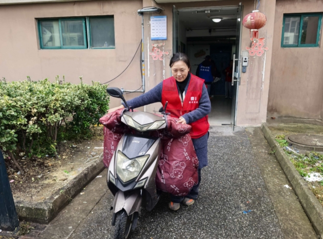 苏州园区浪花苑社区开展“洁净家园”志愿服务活动，共建美丽家园