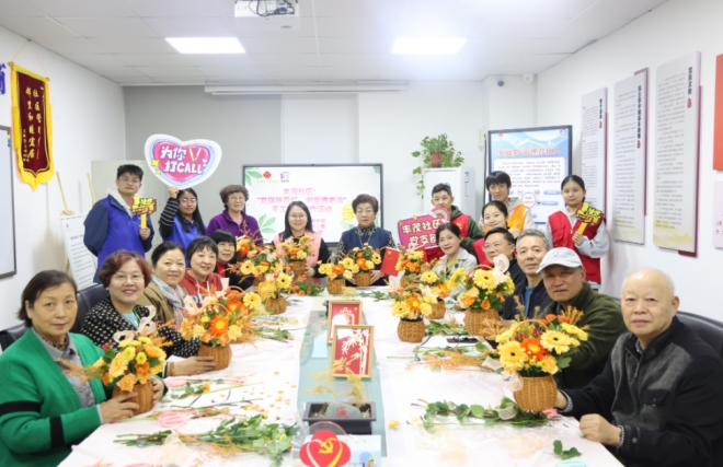 苏州园区丰茂社区开展“党旗映花红”插花活动，奏响党群连心和谐曲