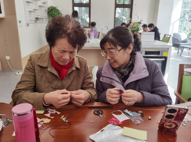 苏州园区澜溪社区：小雪裁锦暖邻里 非遗织韵缀冬情