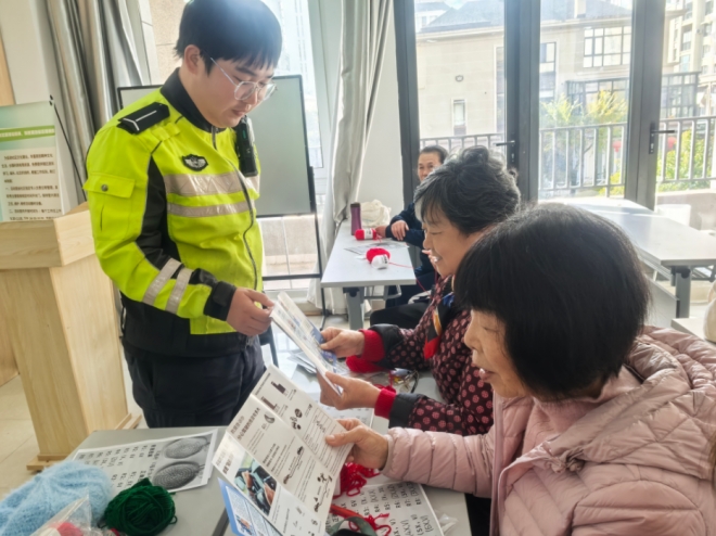 苏州园区星辰北社区：趣味编织添活力 交通安全入人心