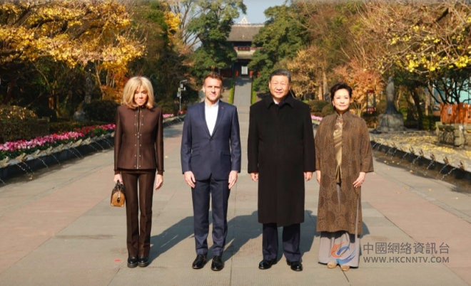 习近平同法国总统马克龙在成都进行友好交流