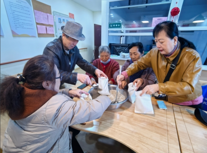 苏州园区钟南社区：指尖藏暖意，盐袋护安康