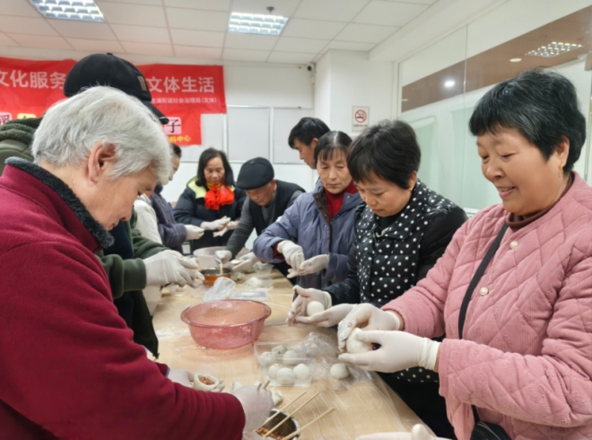 苏州园区锦溪南社区：冬至齐聚包团子 邻里共话温情暖寒冬