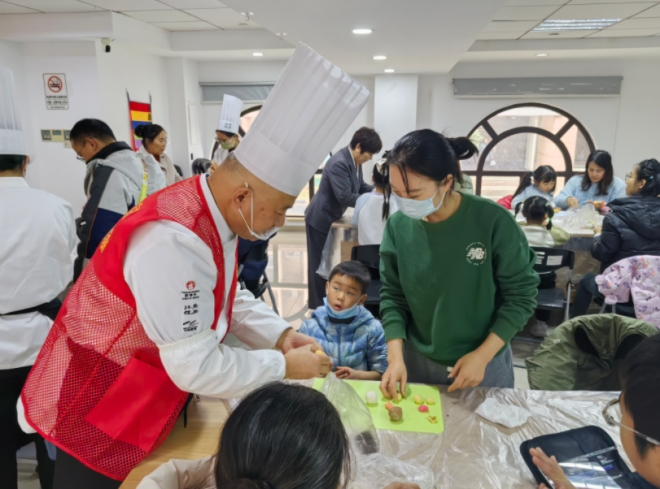 苏州园区菁华社区：巧手做糕点，共话一家亲