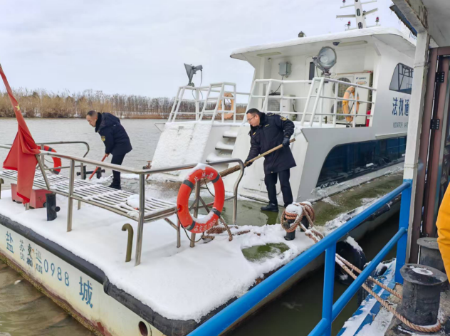 江苏盐城交通执法织密冰冻天气交通运输“安全网”