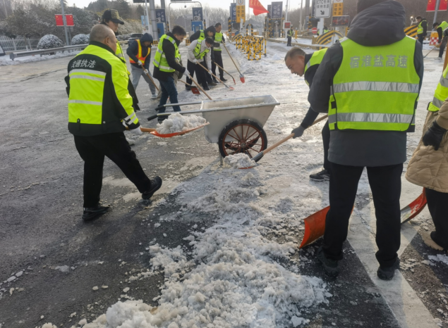 江苏盐城交通执法织密冰冻天气交通运输“安全网”