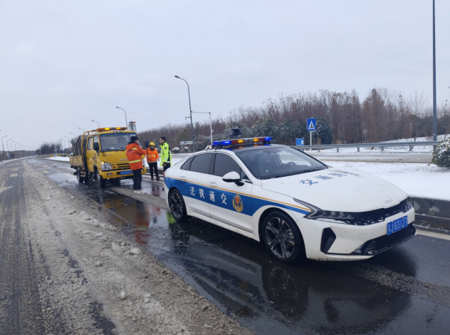 江苏盐城交通执法织密冰冻天气交通运输“安全网”