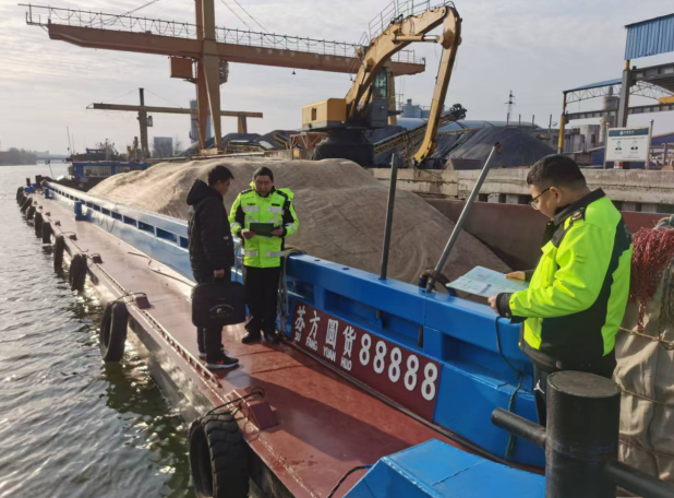 江苏省盐城市交通执法排除水上交通风险隐患