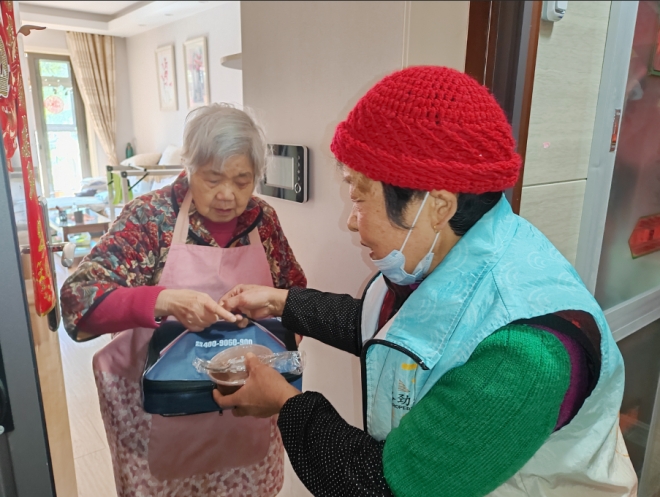 苏州园区澜溪社区：暖冬腊八粥到福到 邻里同品温情年味