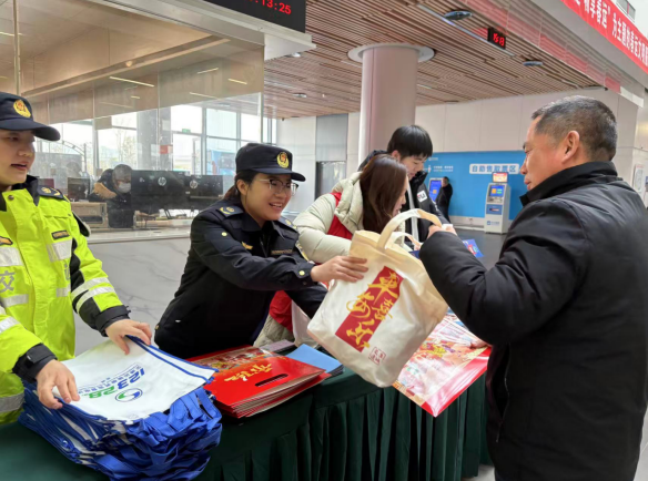 江苏盐城交通运输执法春运宣传进车站