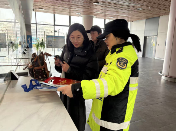 江苏盐城交通运输执法春运宣传进车站