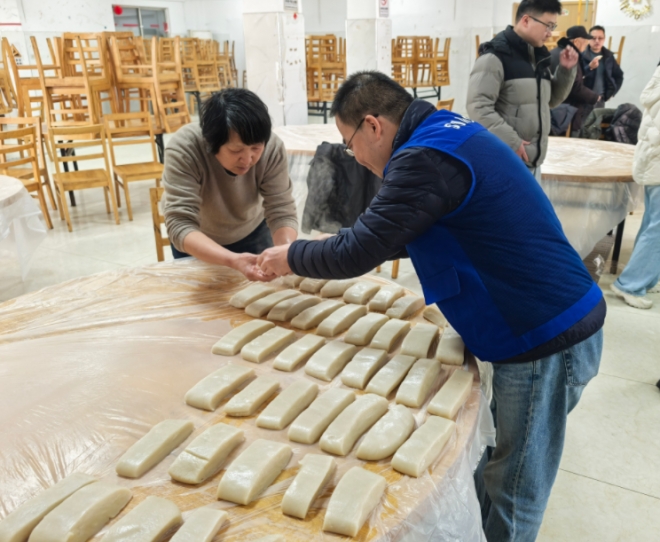 苏州园区吴淞社区：情暖“吴里厢”，年糕焋出幸福年