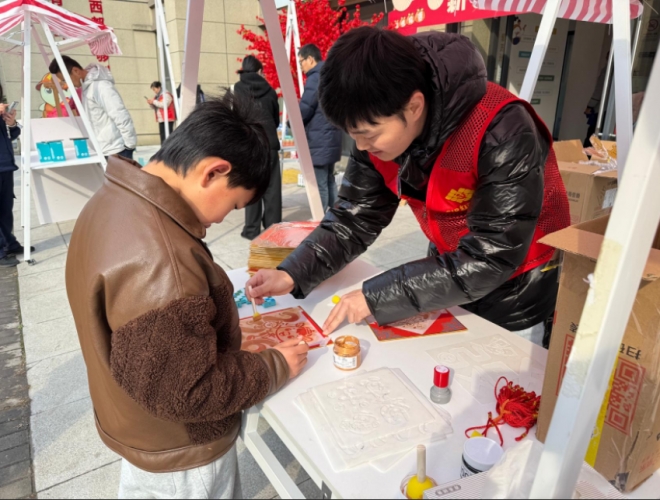 年味里筑牢金融防火墙，苏州园区菁华社区“防非”市集热闹开市